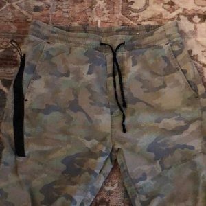 American Eagle men’s camo pants light weight size M